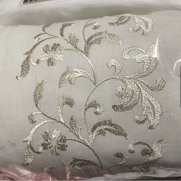 NWT 4 pcs set bedding accessory - Picture 6 of 6